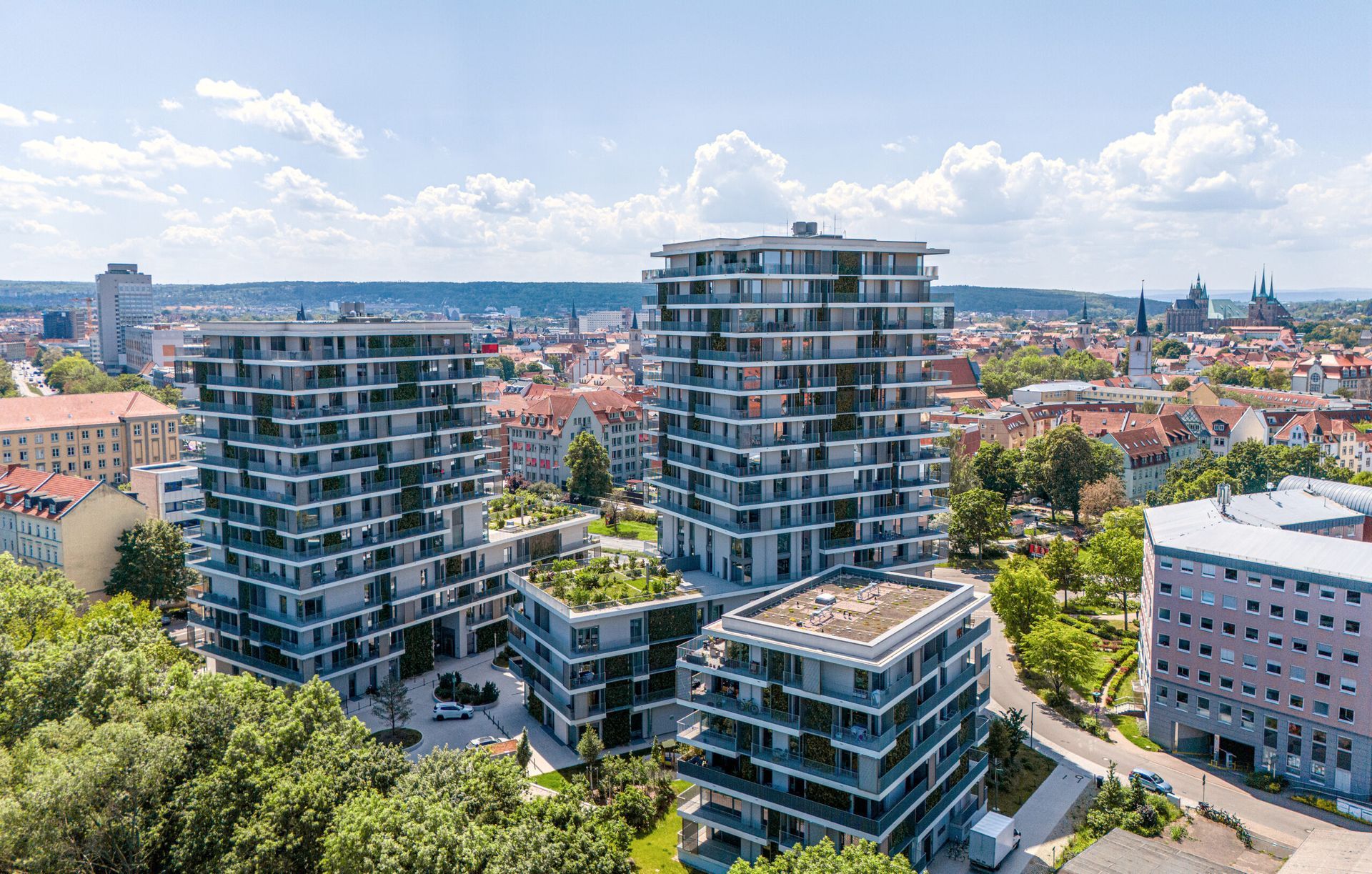Begrünte Wohn- und Gewerbeimmobilien des WIR-Quartiers in Erfurt