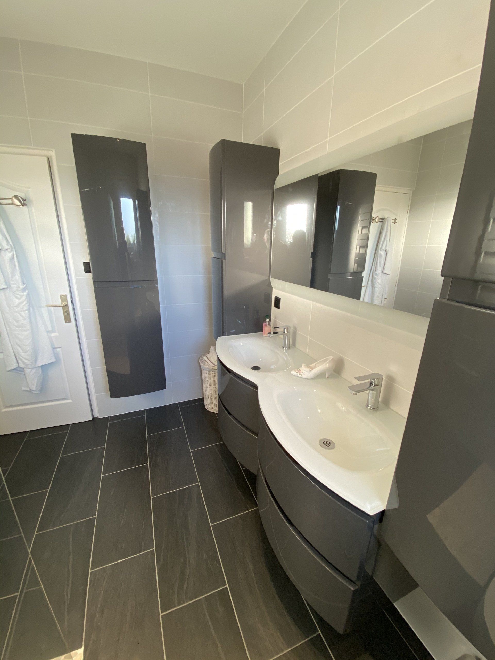 Salle de douche avec meuble colonne