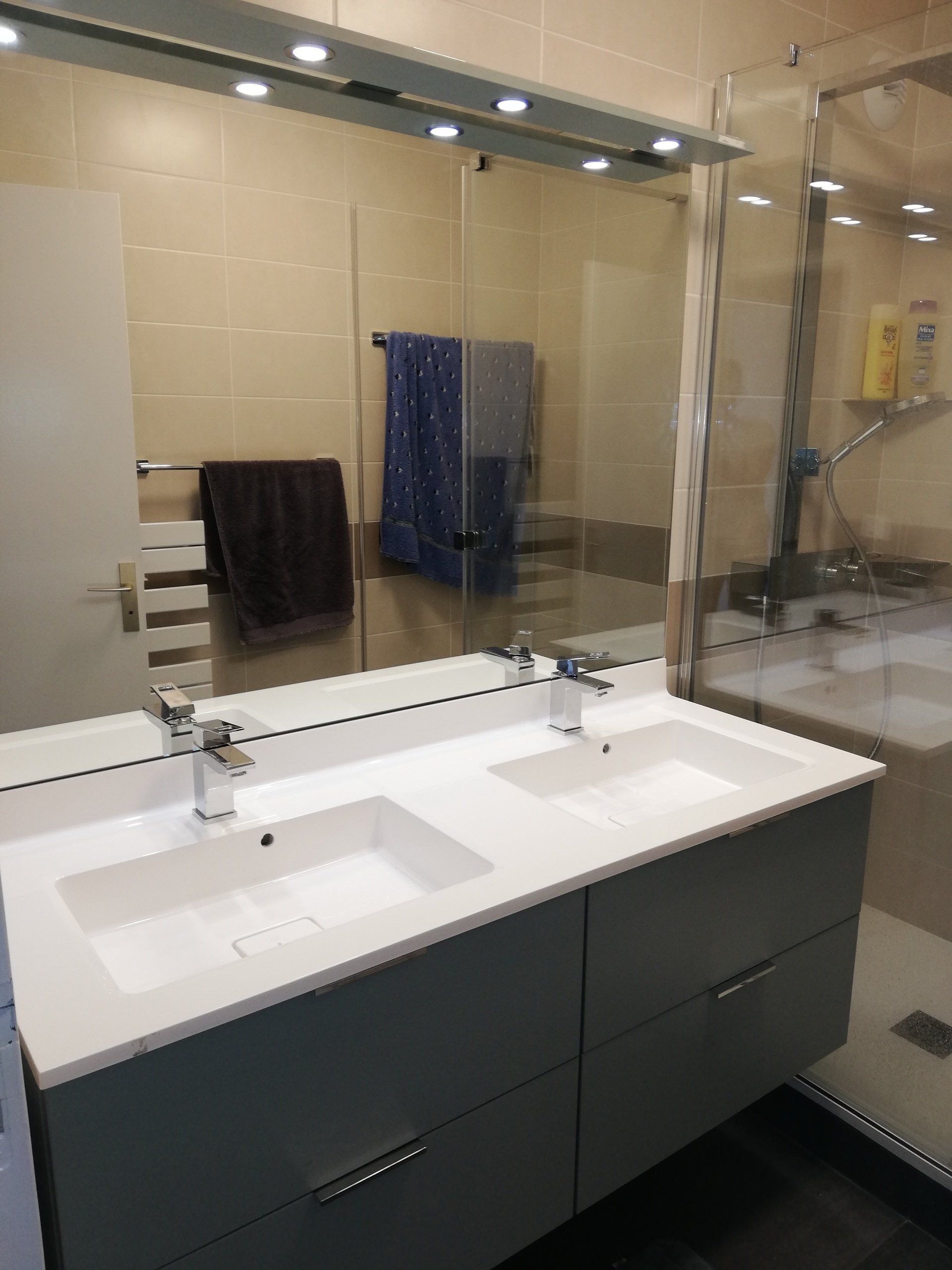 Salle de douche  avec meuble double vasque