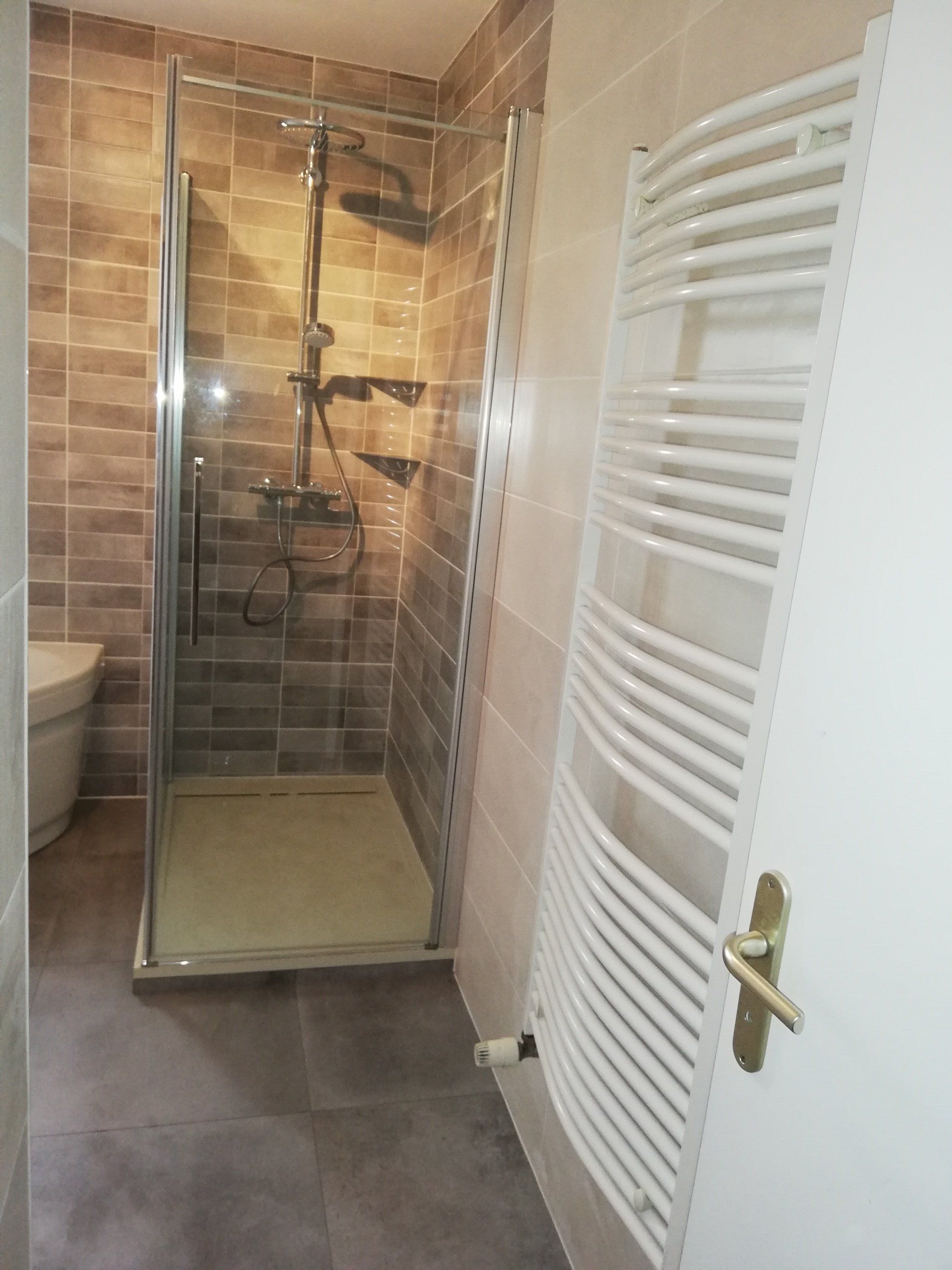 Salle de bain avec douche fermée