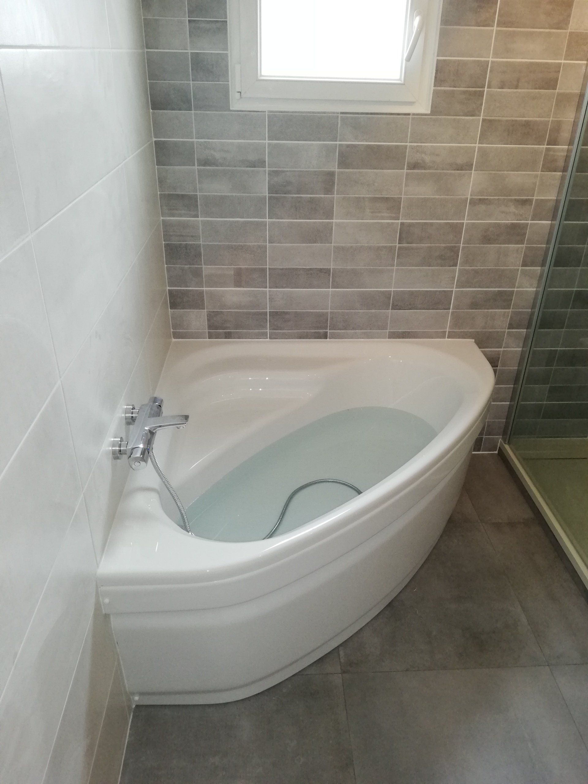 Salle de bain avec douche fermée