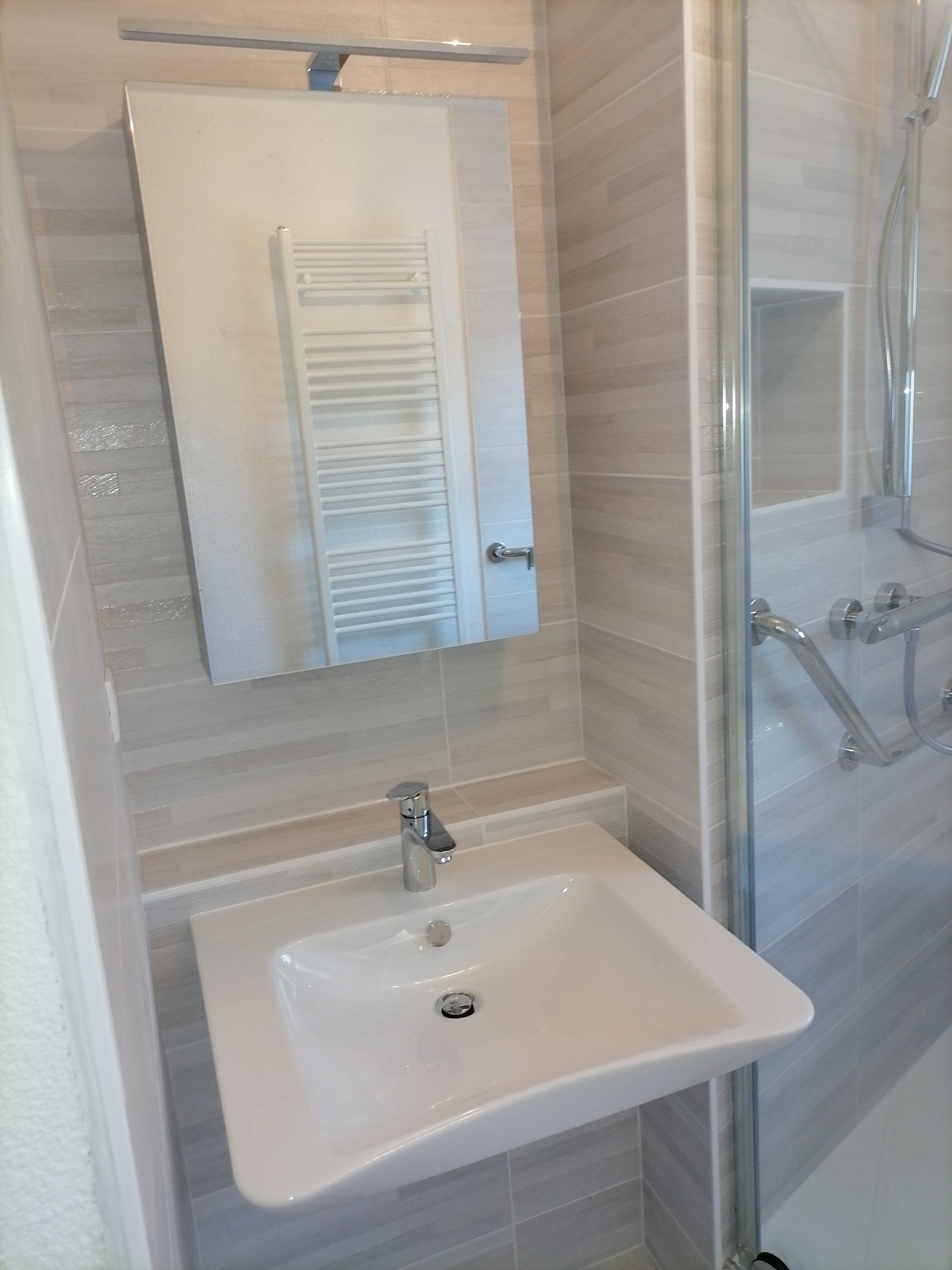 Salle de douche PMR avec armoire de toilette en retrait