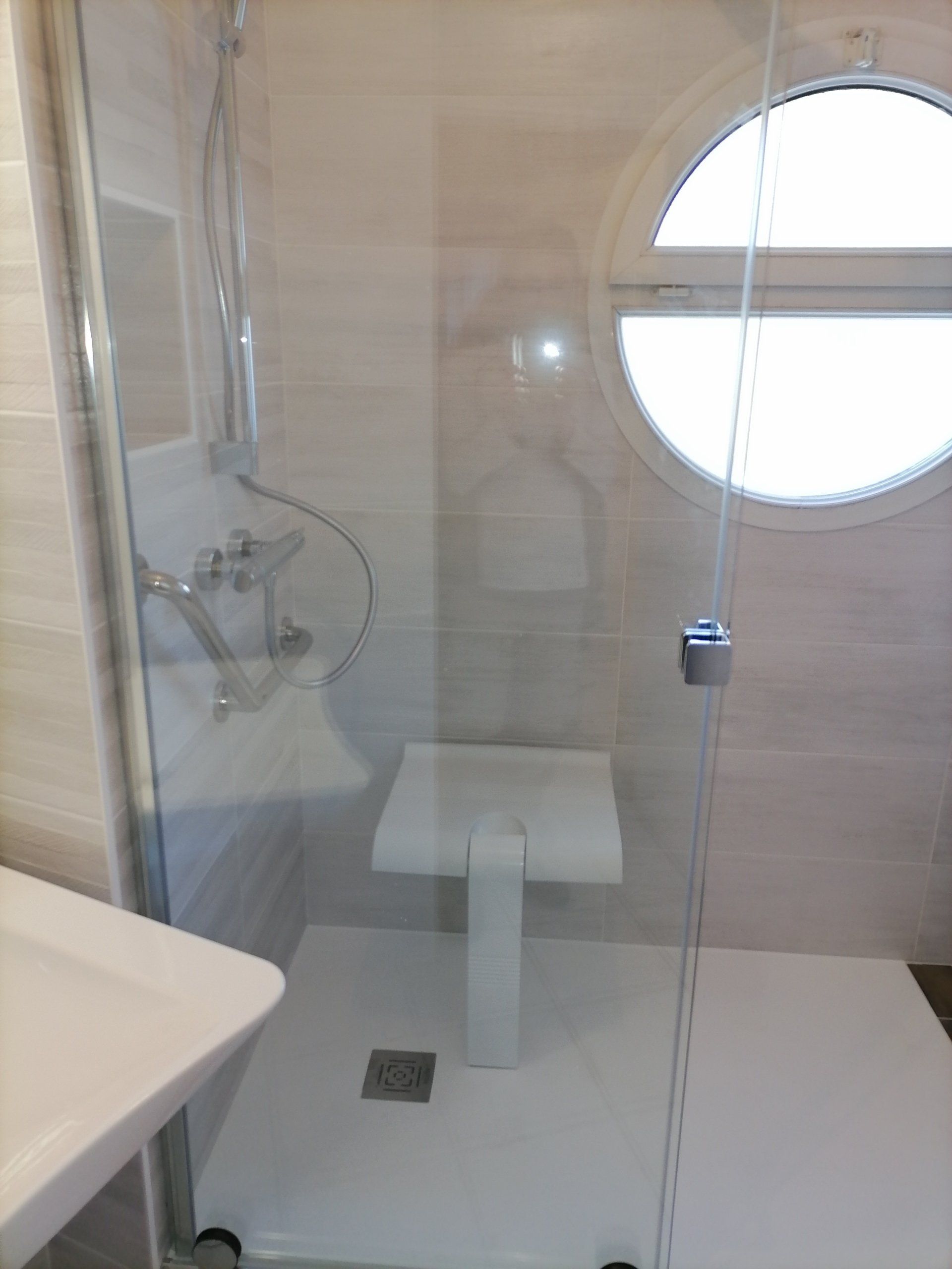 Salle de douche PMR  avec siege ARSIS