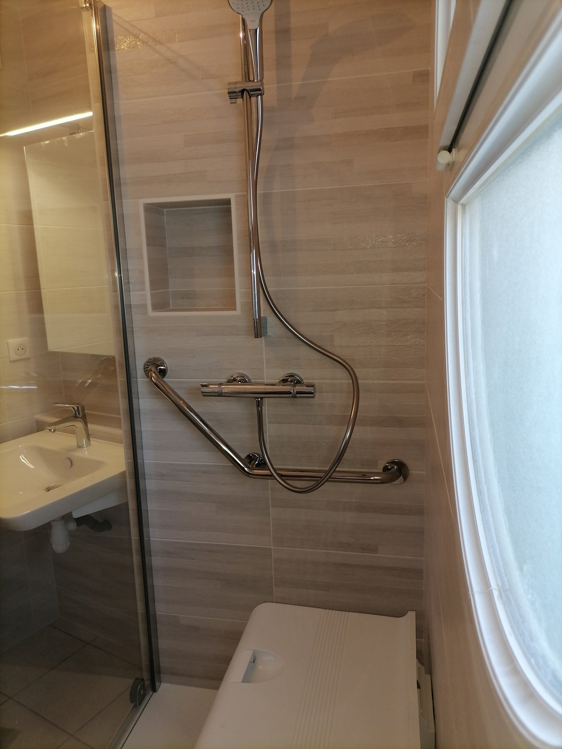 Salle de douche PMR  avec barre de maintien