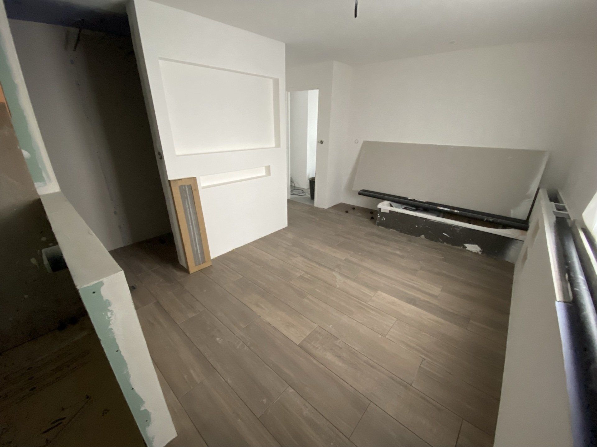 Chambre Parentale avec bain, douche et dressing derriere Télévision