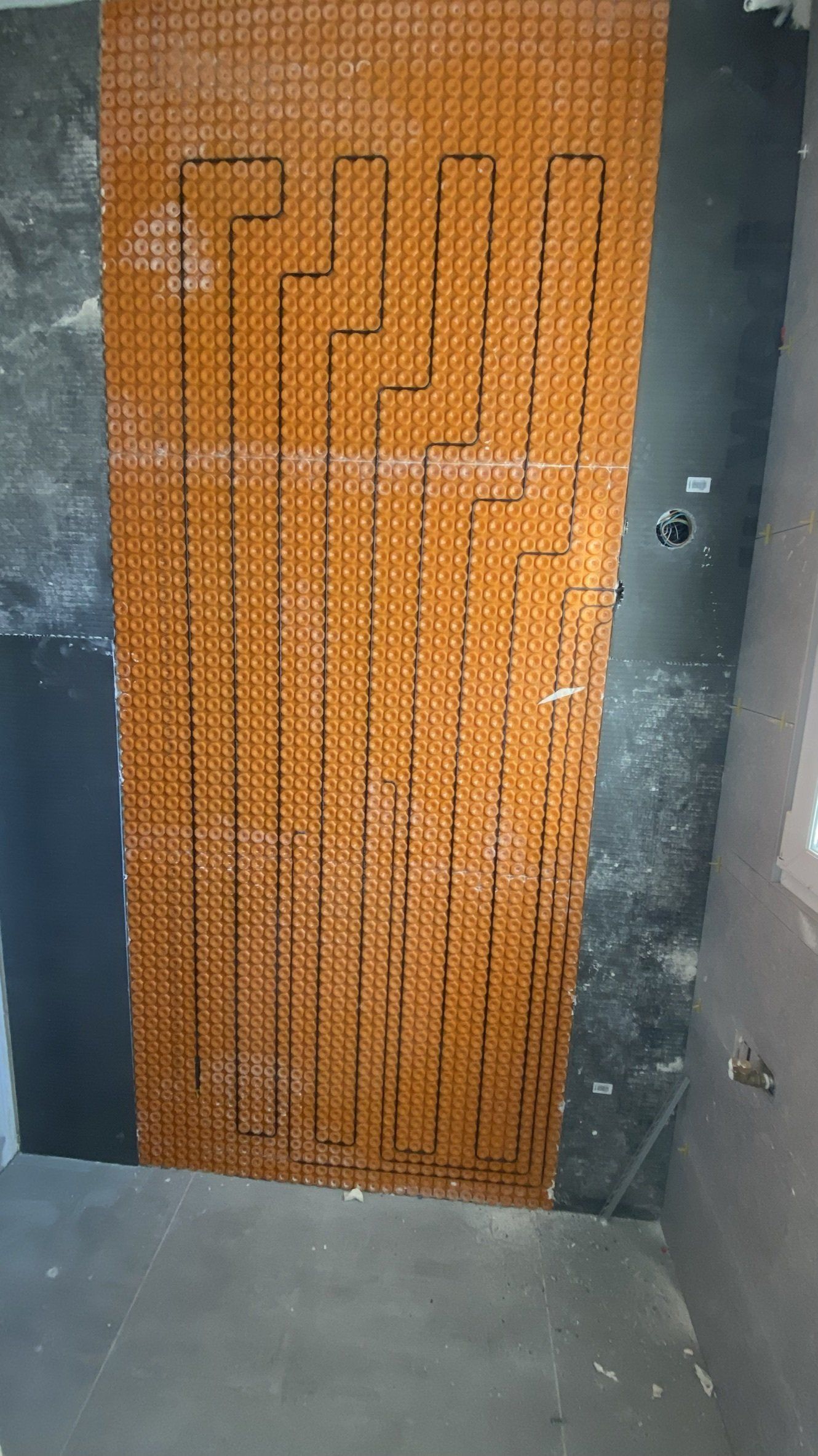 chauffage invisible du cabinet de toilette derriere faience