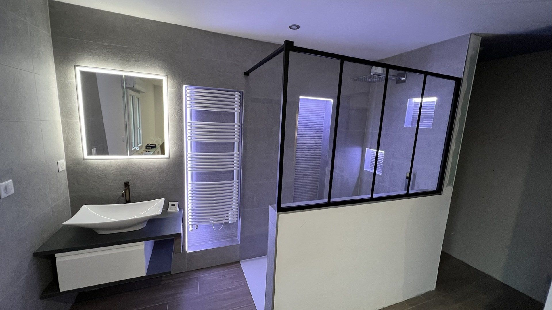 Douche parentale avec armoire de toilette encastrée et anti-buée