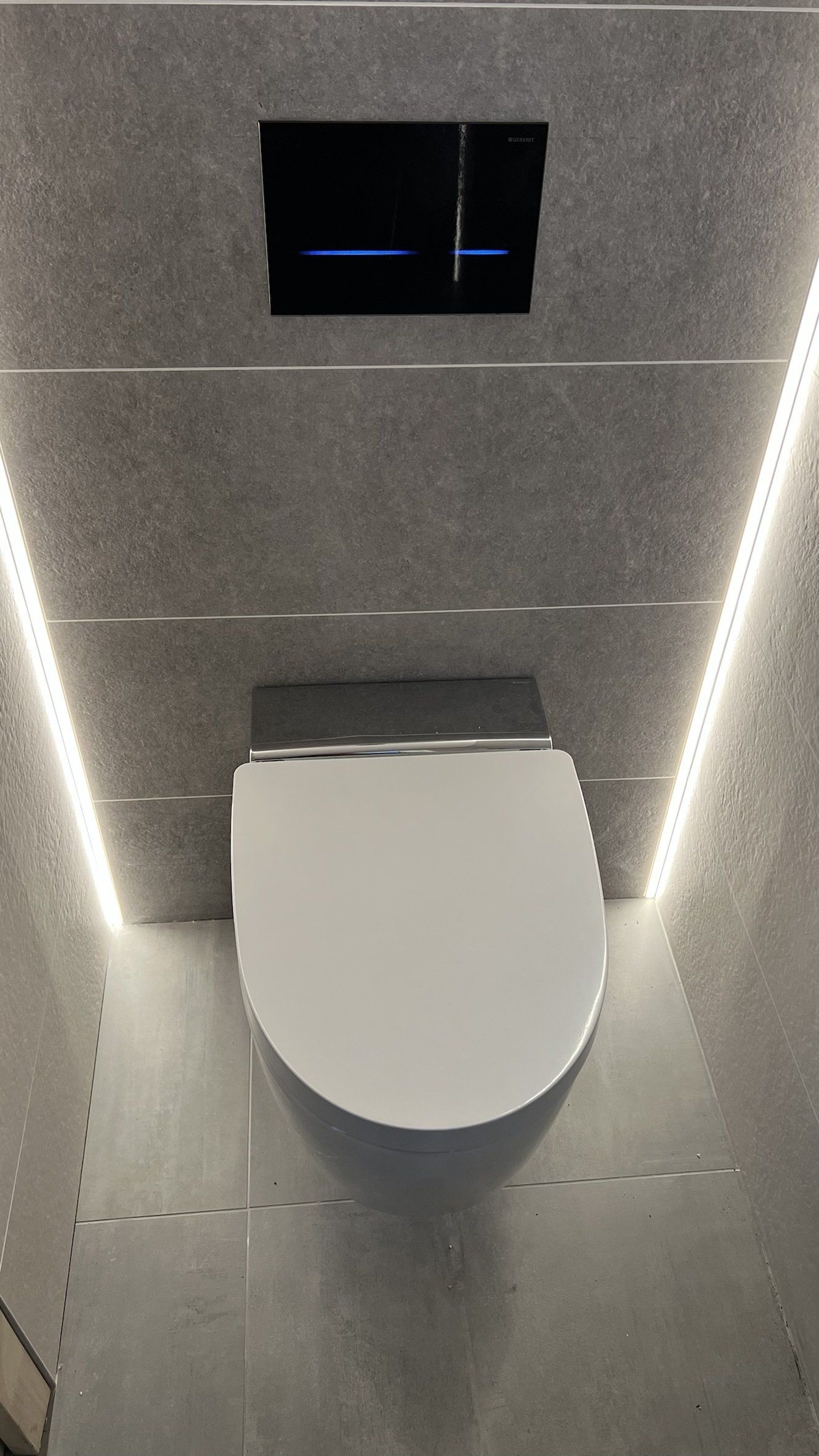 Toilette Japonaise avec chauffage derriere faience