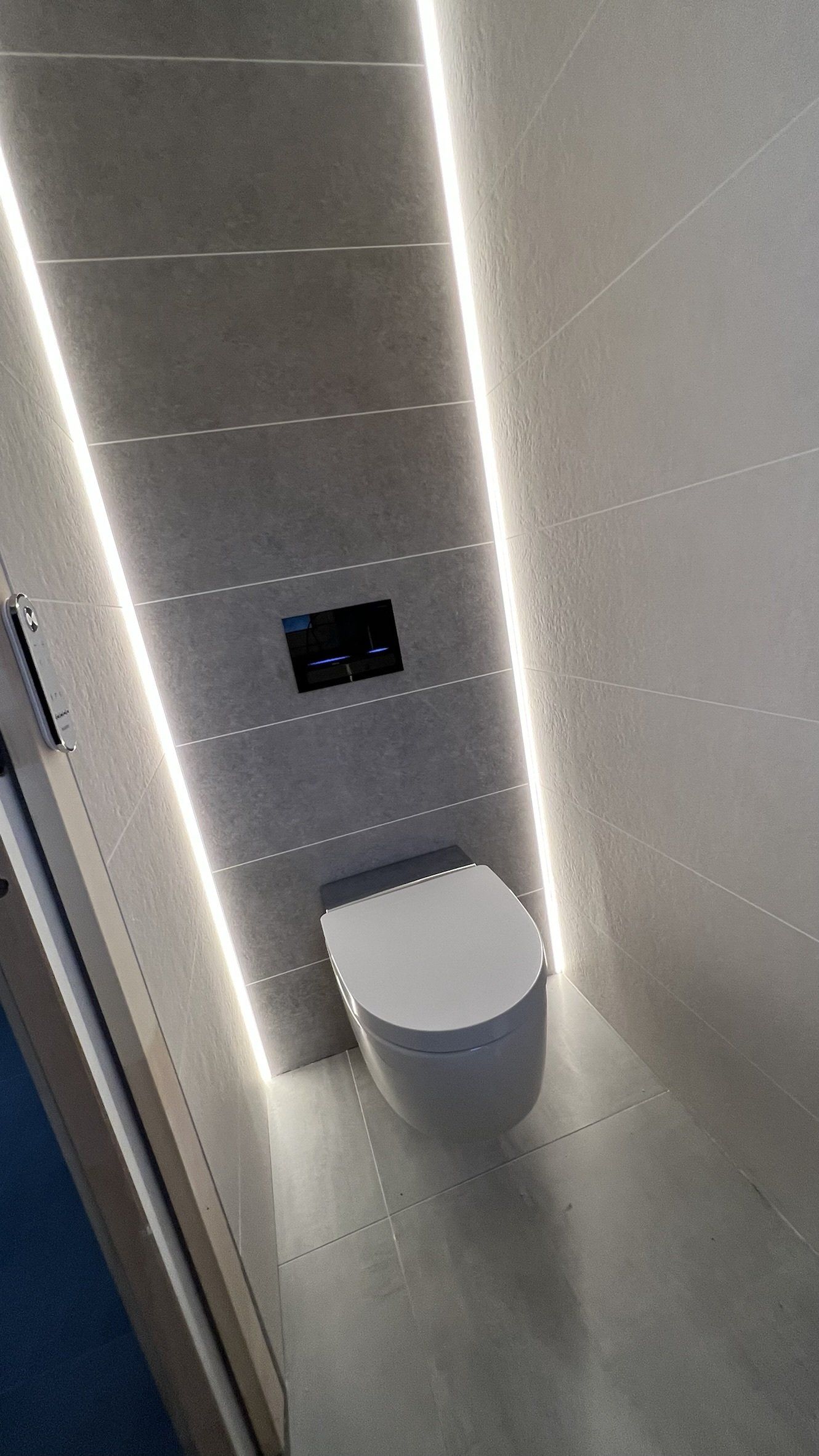 Toilette Japonaise avec chauffage derriere faience