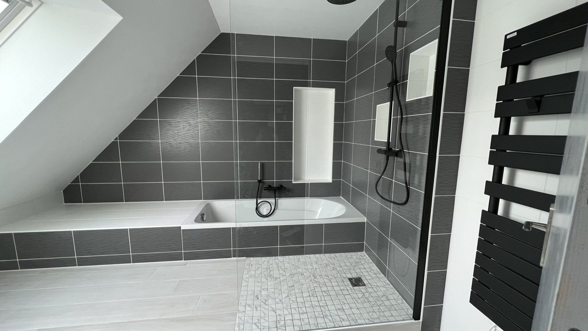 Salle de bain avec douche sur 2 paliers