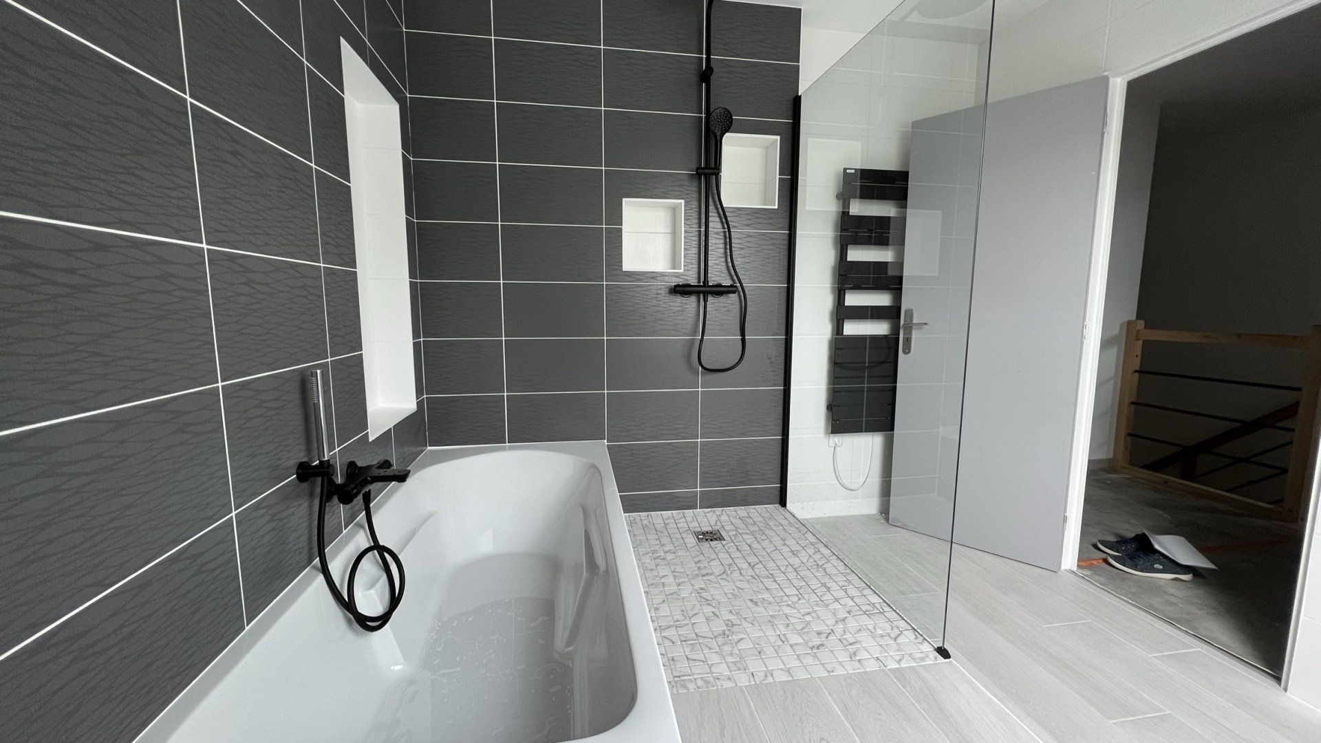 Salle de bain avec douche sur 2 paliers