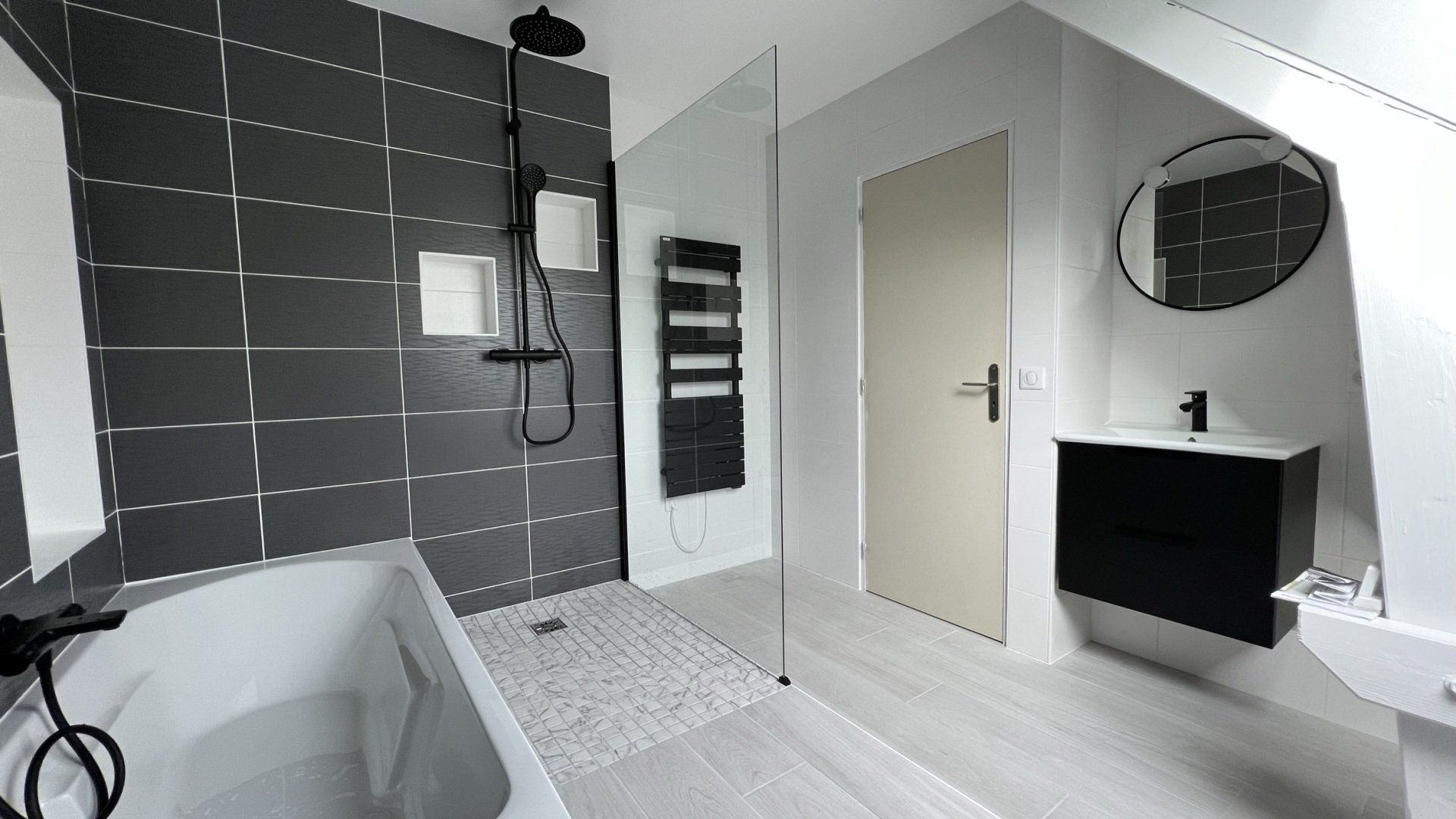 Salle de bain avec douche sur 2 paliers