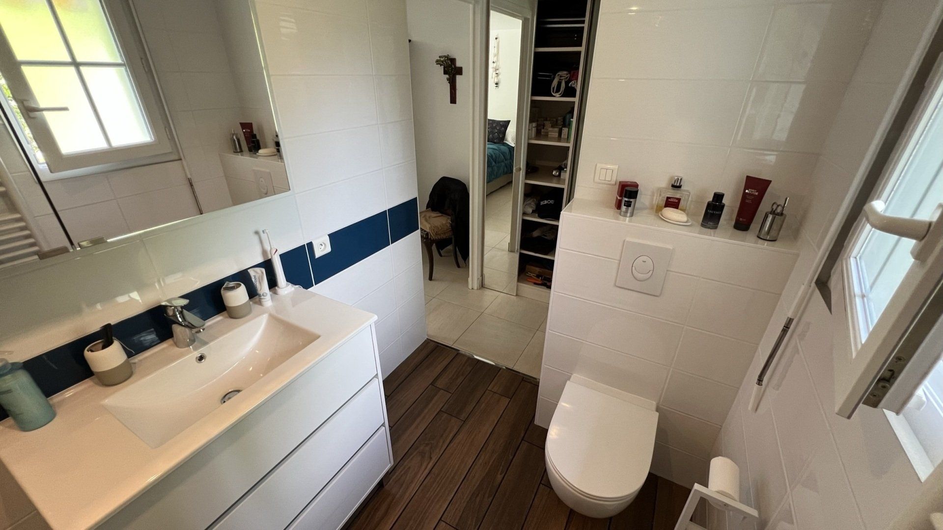 Salle de douche avec WC suspendu carené