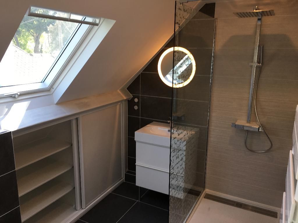 Salle de douche avec placard NEVES sur mesure sous rampant