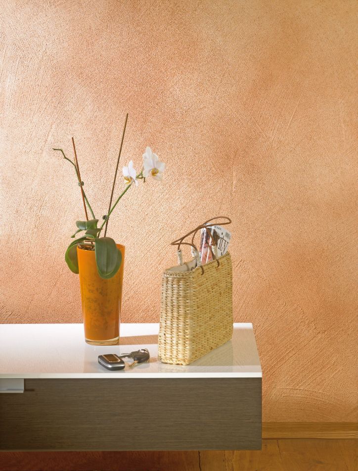 Ablage mit Handtasche, Schlüssen und Vase