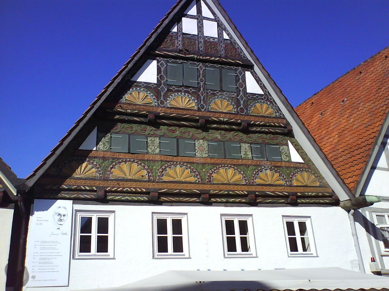 Hausfassade mit detailreichem Design