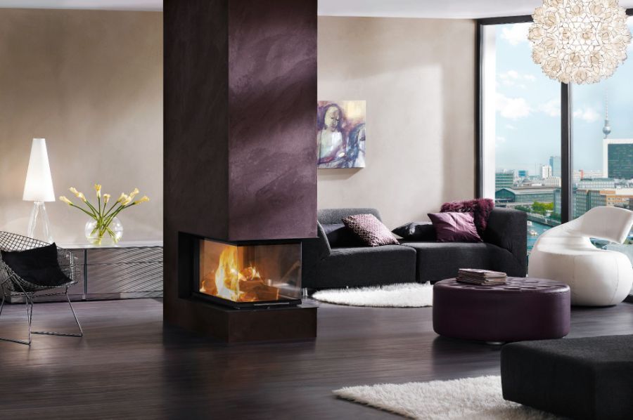 Wohnzimmer mit offenem Kamin und Couch