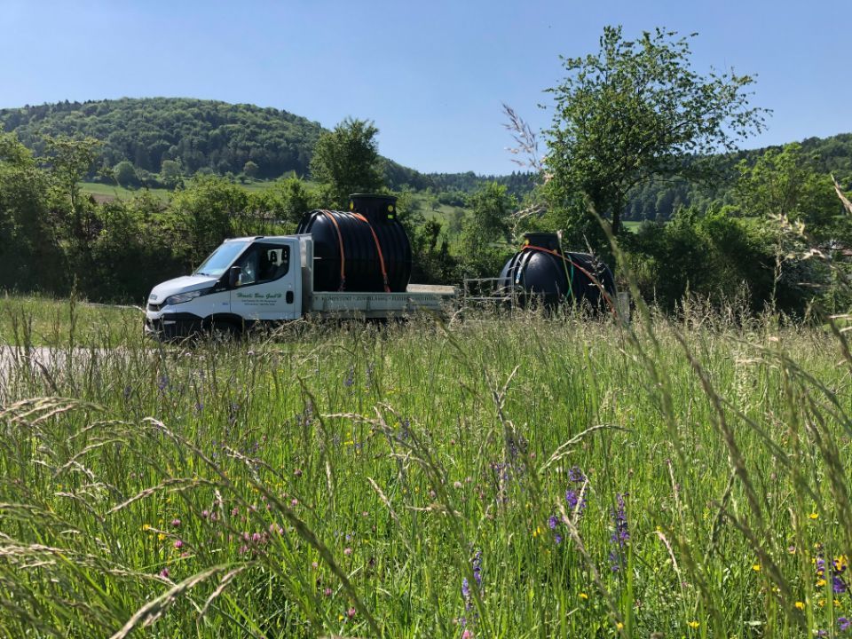 Transporter am Feldrand