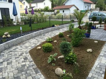 Kran vor einem Neubau