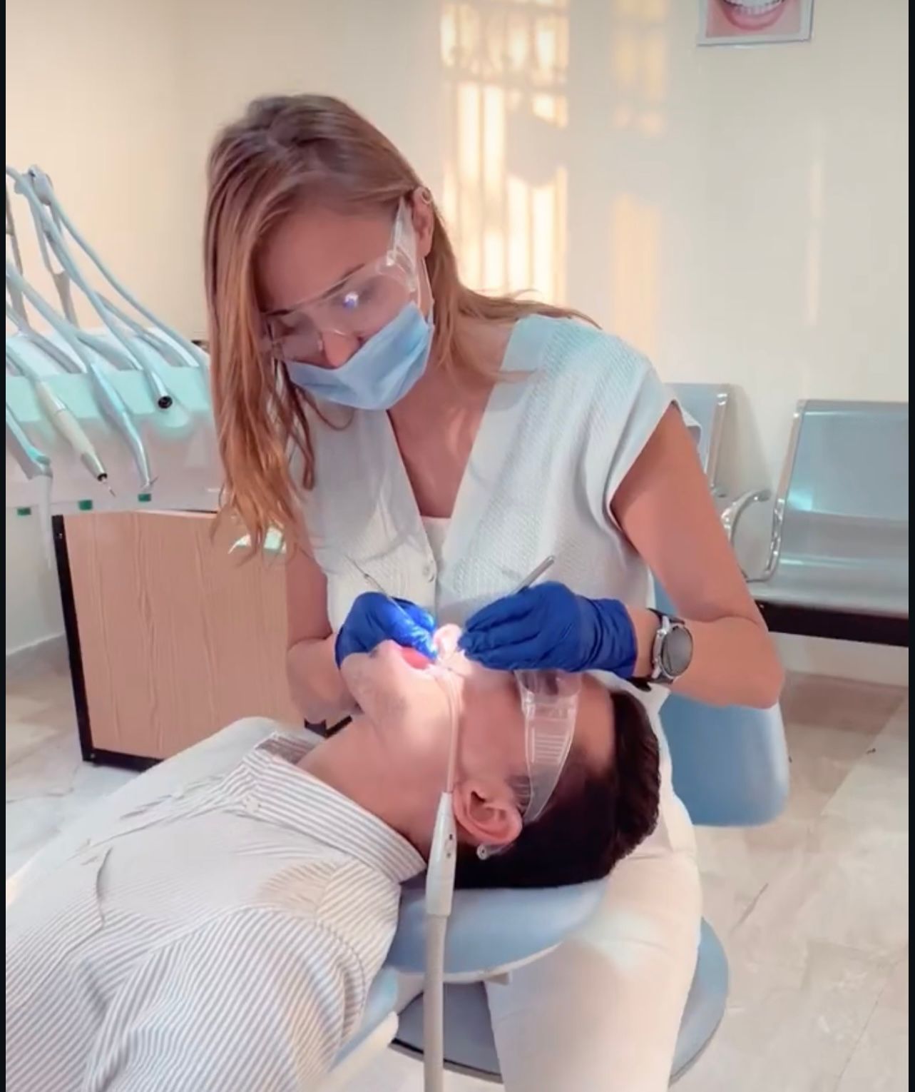 الدكتورة تسنيم ضاني لطب وجراحة الأسنان 