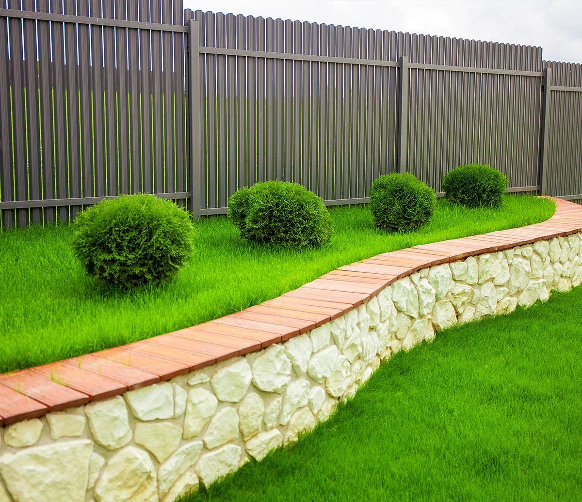 Muret en pierre et clôture de jardin