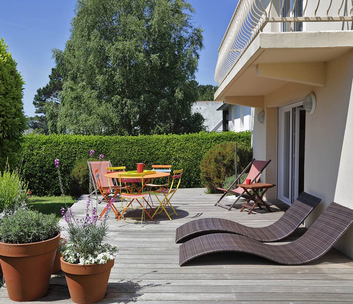 Terrasse dans un jardin fleuri