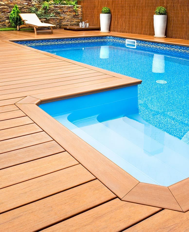 Piscine bois située dans la cours intérieure d'une maison