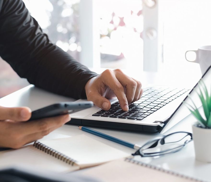 Main posée sur un clavier d'ordinateur