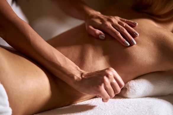 Frau bekommt eine klassische Massage