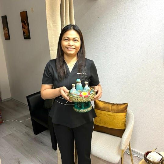 Rabpon Thai Massage - Frau liegt auf der Seite und erhält eine Schultermassage