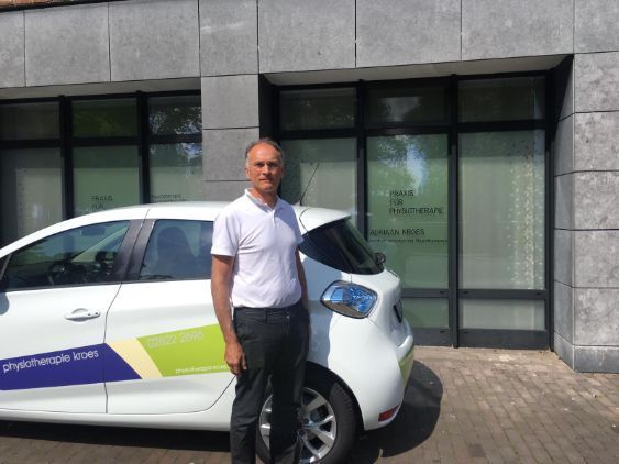 Physiotherapie Kroes Herr Kroes vor Firmenwagen