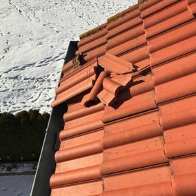 Beschädigte Dachziegel