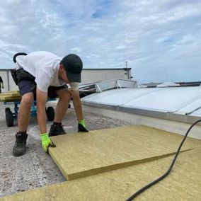 Mitarbeiter von Heil Bedachung GmbH reparieren ein Dach