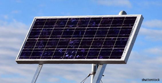 A Saint-Jalle, pose de panneaux solaires avec Michel Vialle électricien