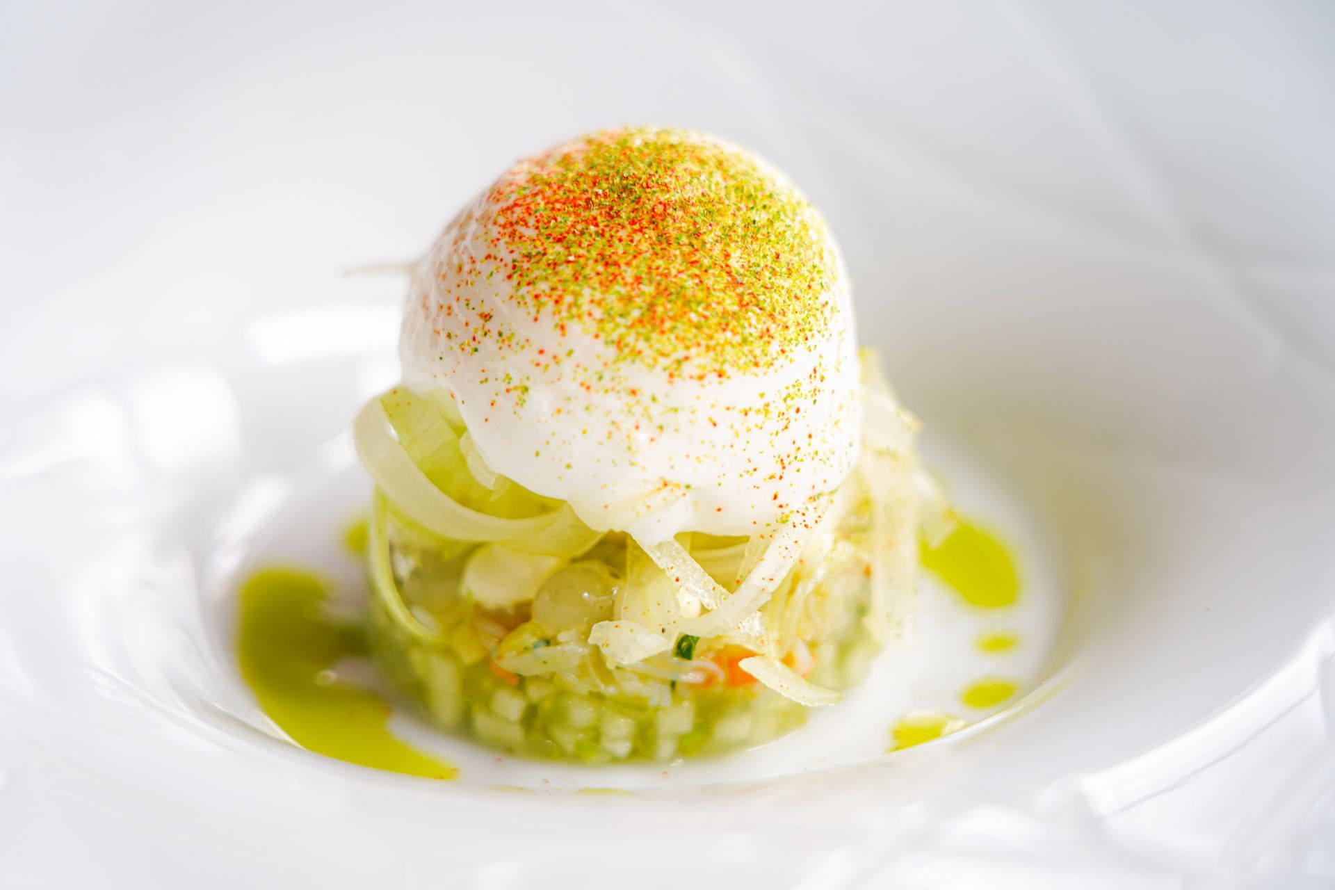 Zeevruchtengerecht op een wit bord. Kreeftenklauw, gegrilde sint-jakobsschelpen, mosselen en garnalen.