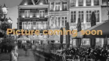 Zwart-wit stadsgezicht met restauranttafels en overlay met de tekst