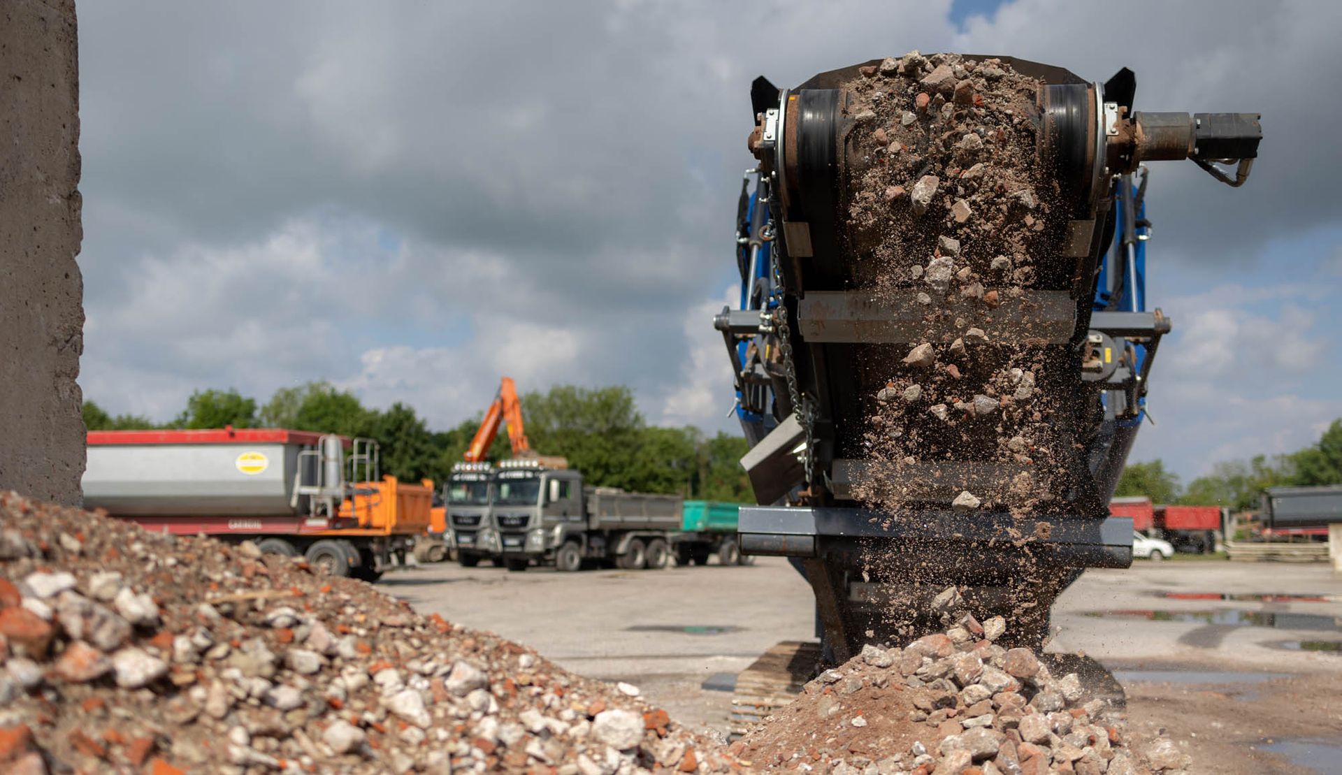 Ein großer Steinhaufen wird auf einen Lastwagen geladen.