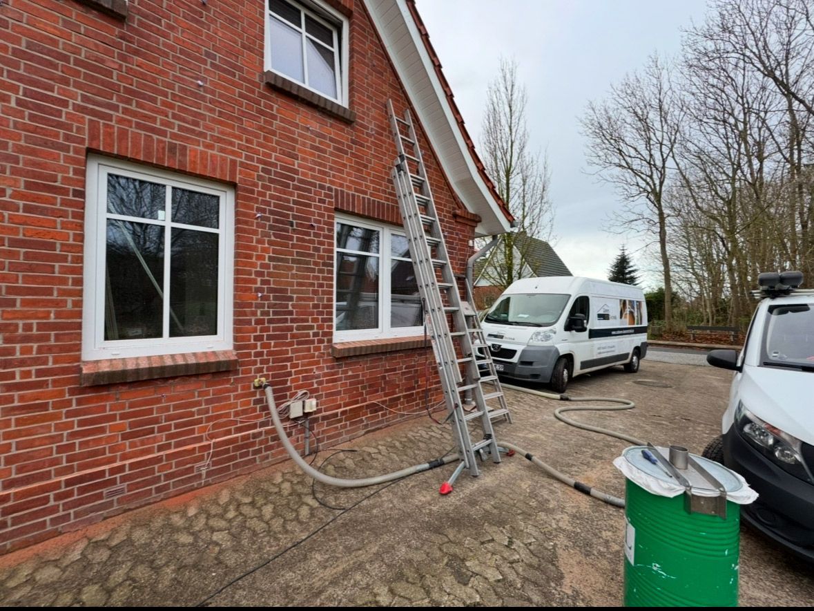 Die Sonne scheint durch die Fenster eines im Ausbau befindlichen Dachgeschosses.