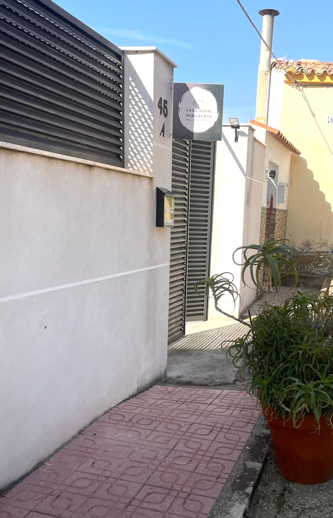 Un callejón estrecho que conduce a un edificio con el número 44.