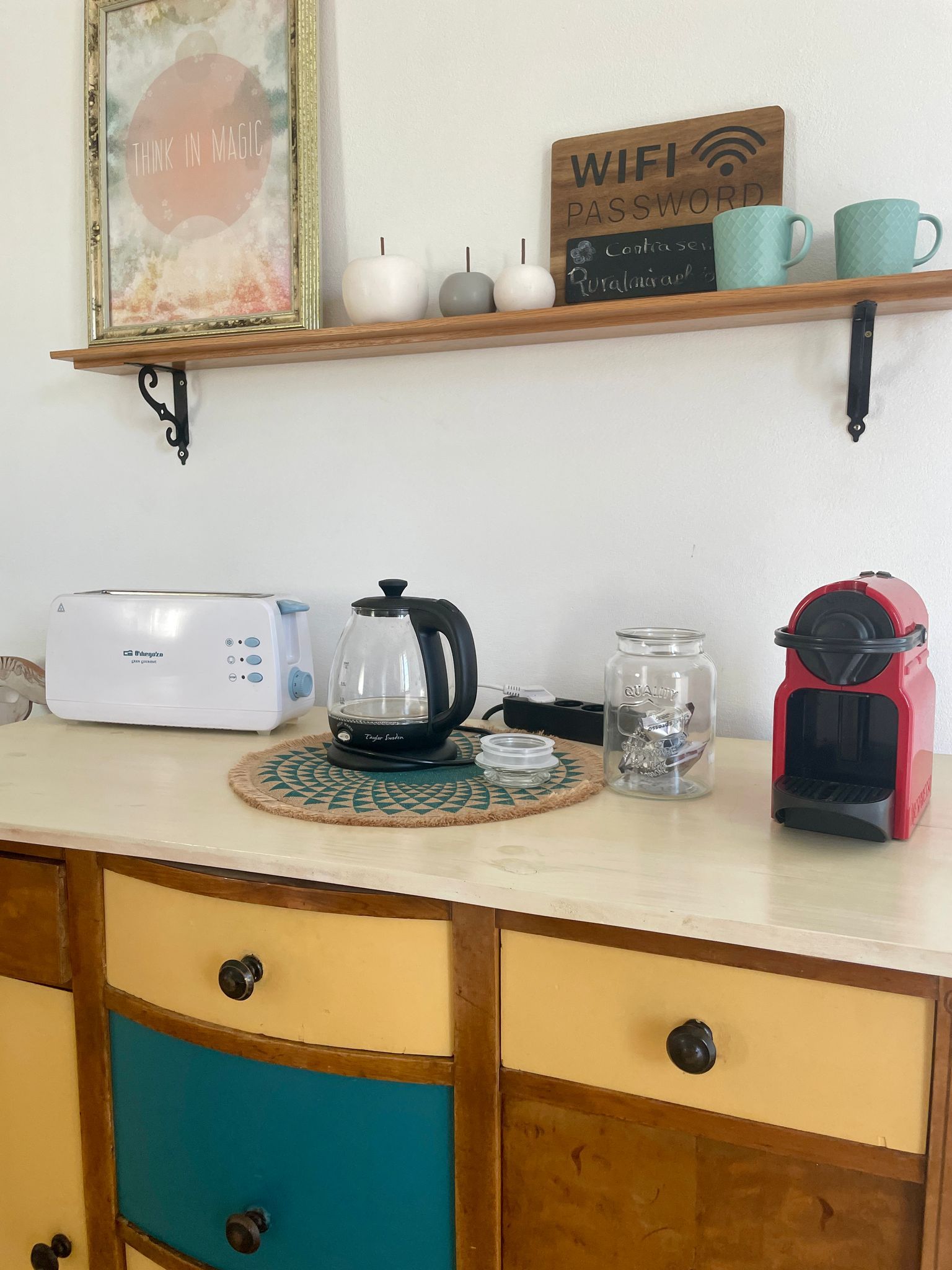 Una encimera de cocina con una tostadora y una cafetera encima.