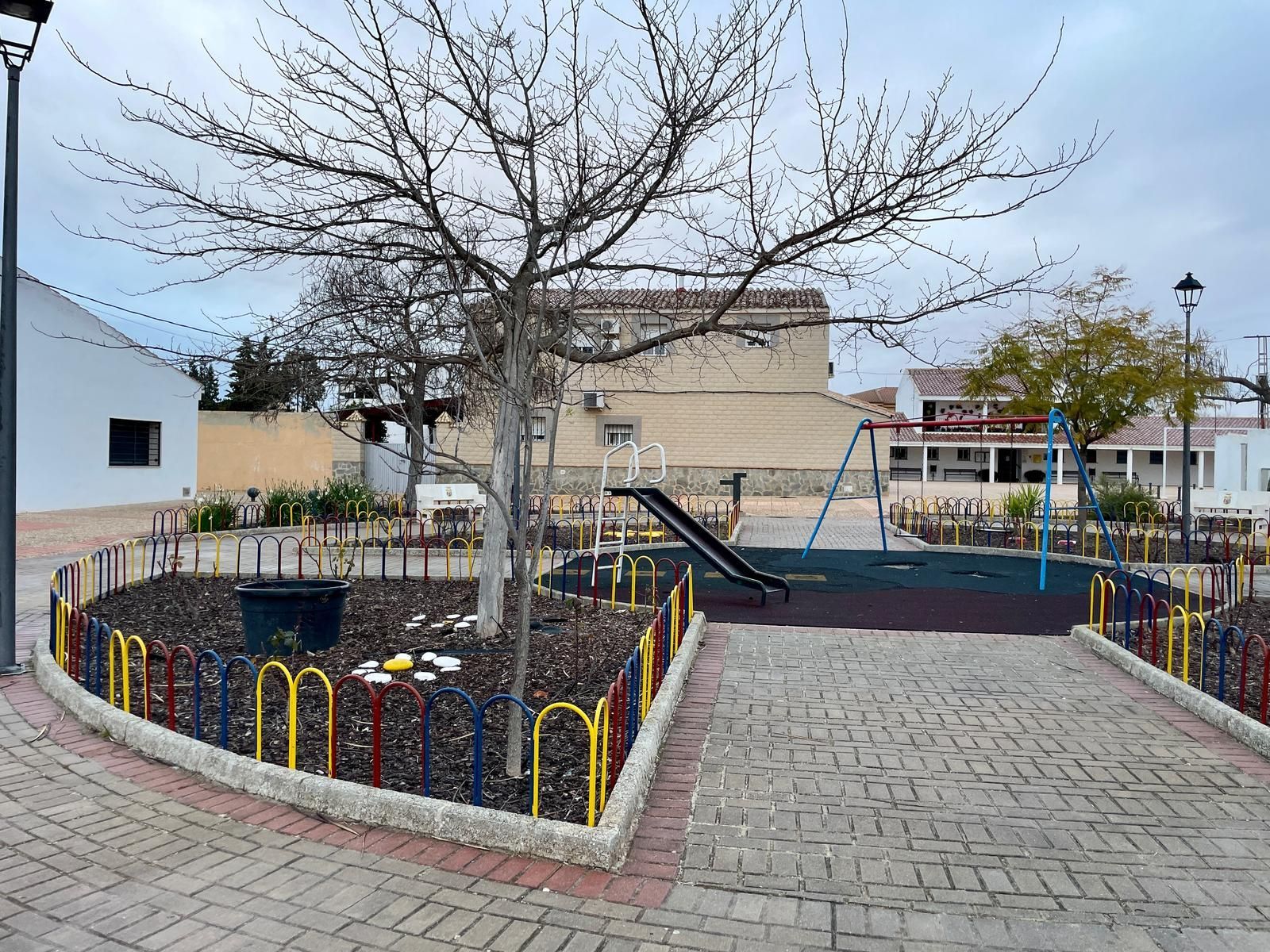 Hay un parque infantil en el medio del parque.