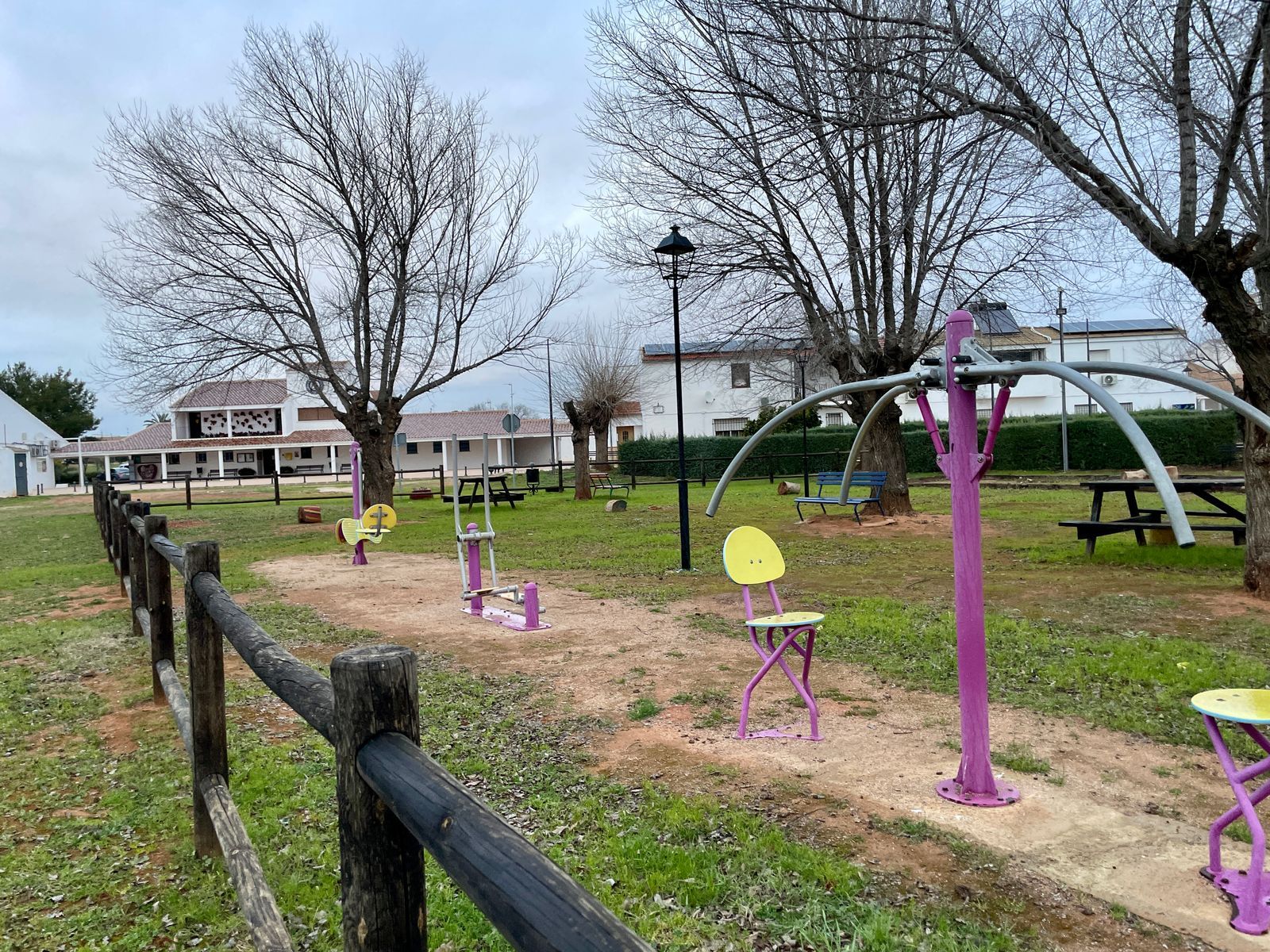 Hay muchos equipos de ejercicio en el parque.
