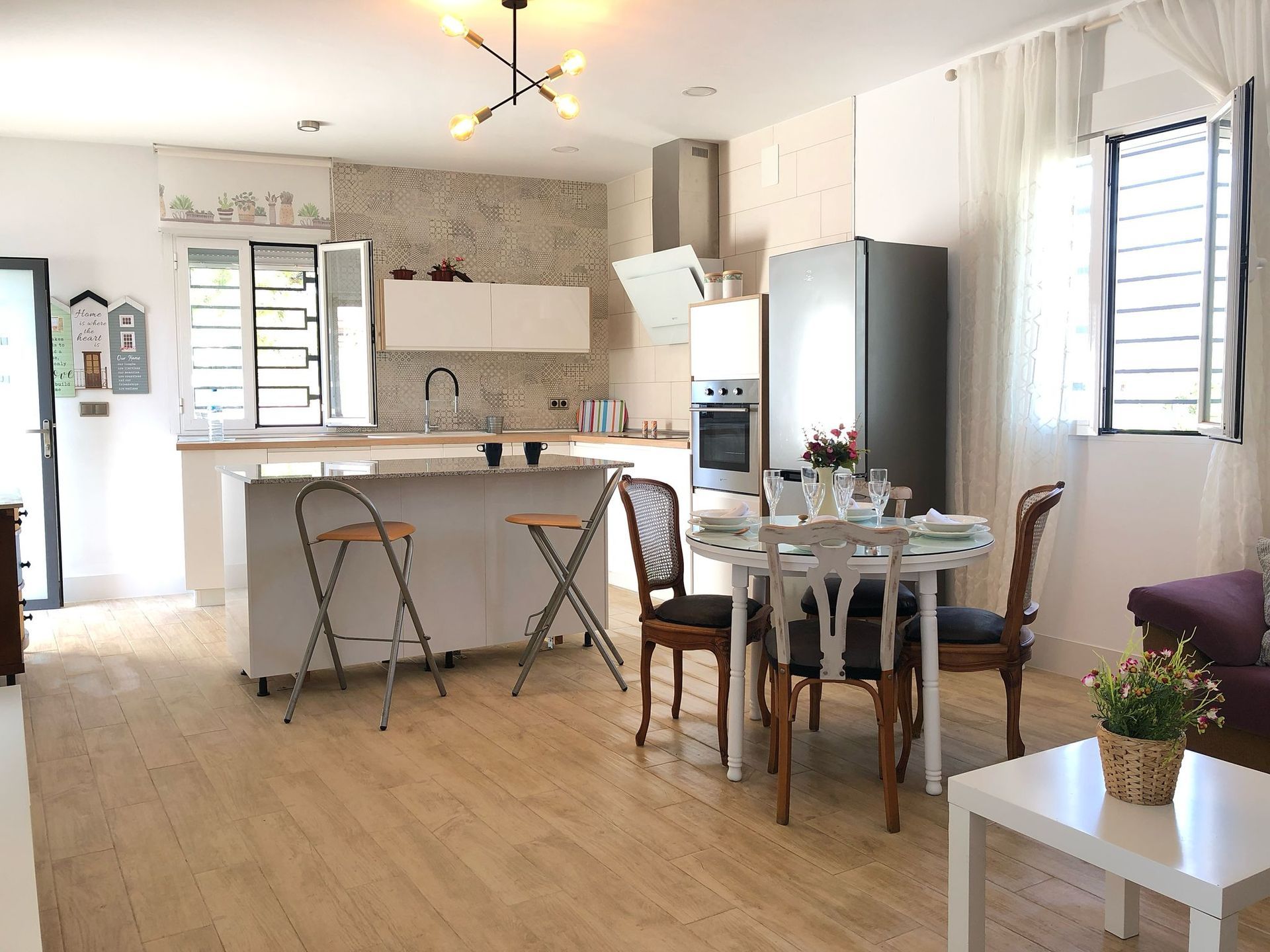 Hay una mesa y sillas en el medio de la habitación.