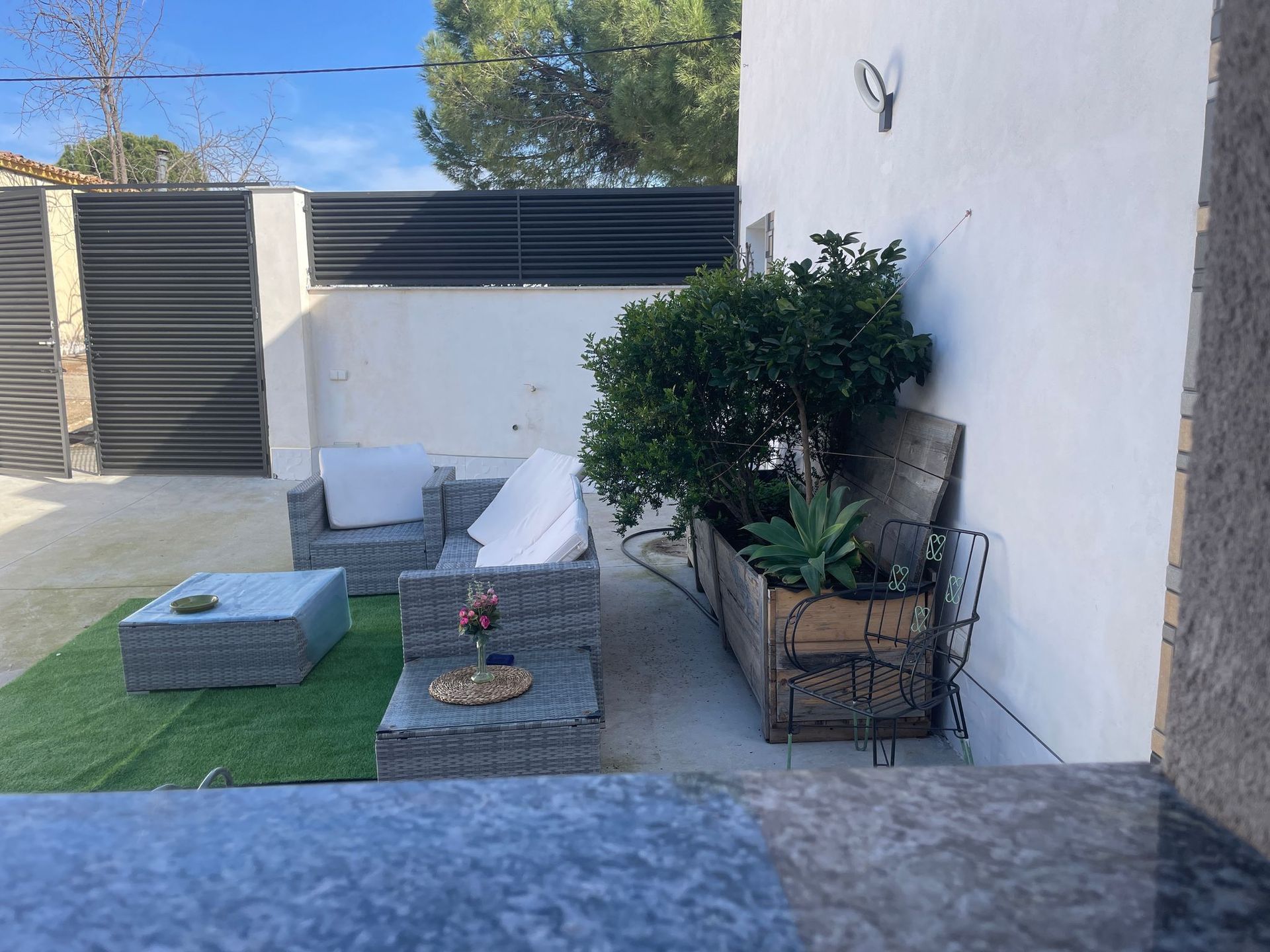 Un área de patio con un sofá y una mesa.