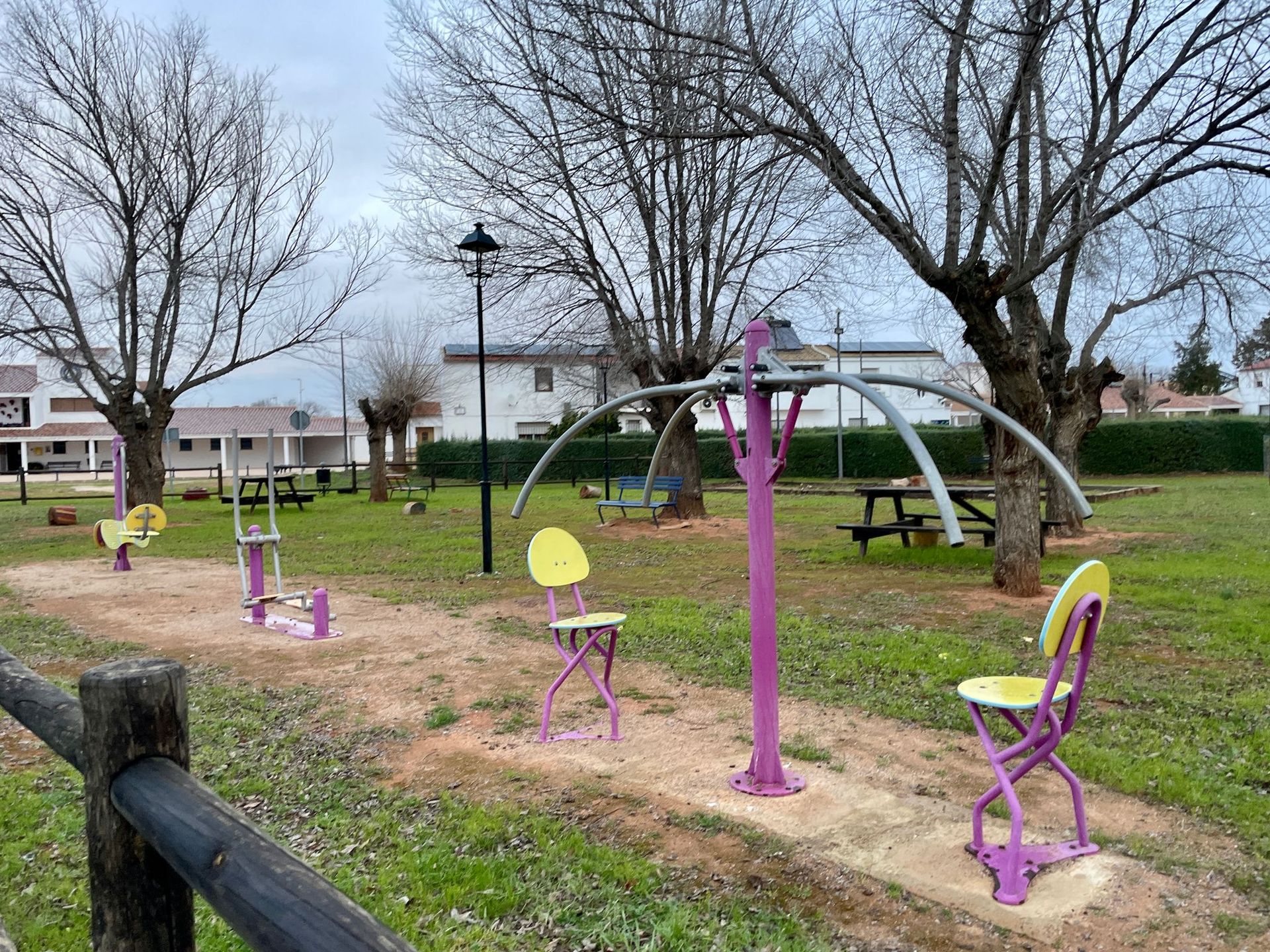 Un parque con mucho equipo de ejercicio.