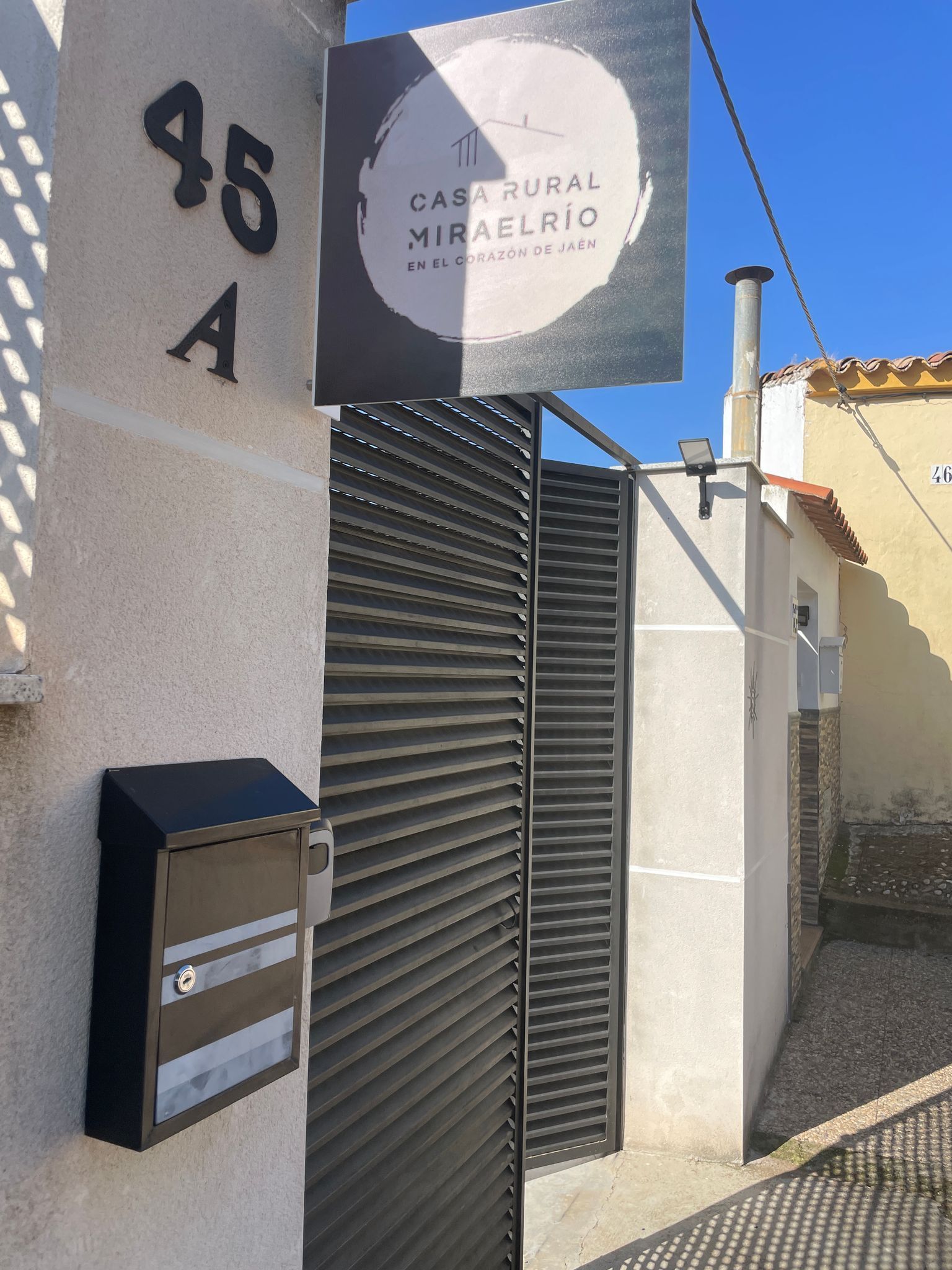 Un cartel en el costado de un edificio dice casa rural milagroso