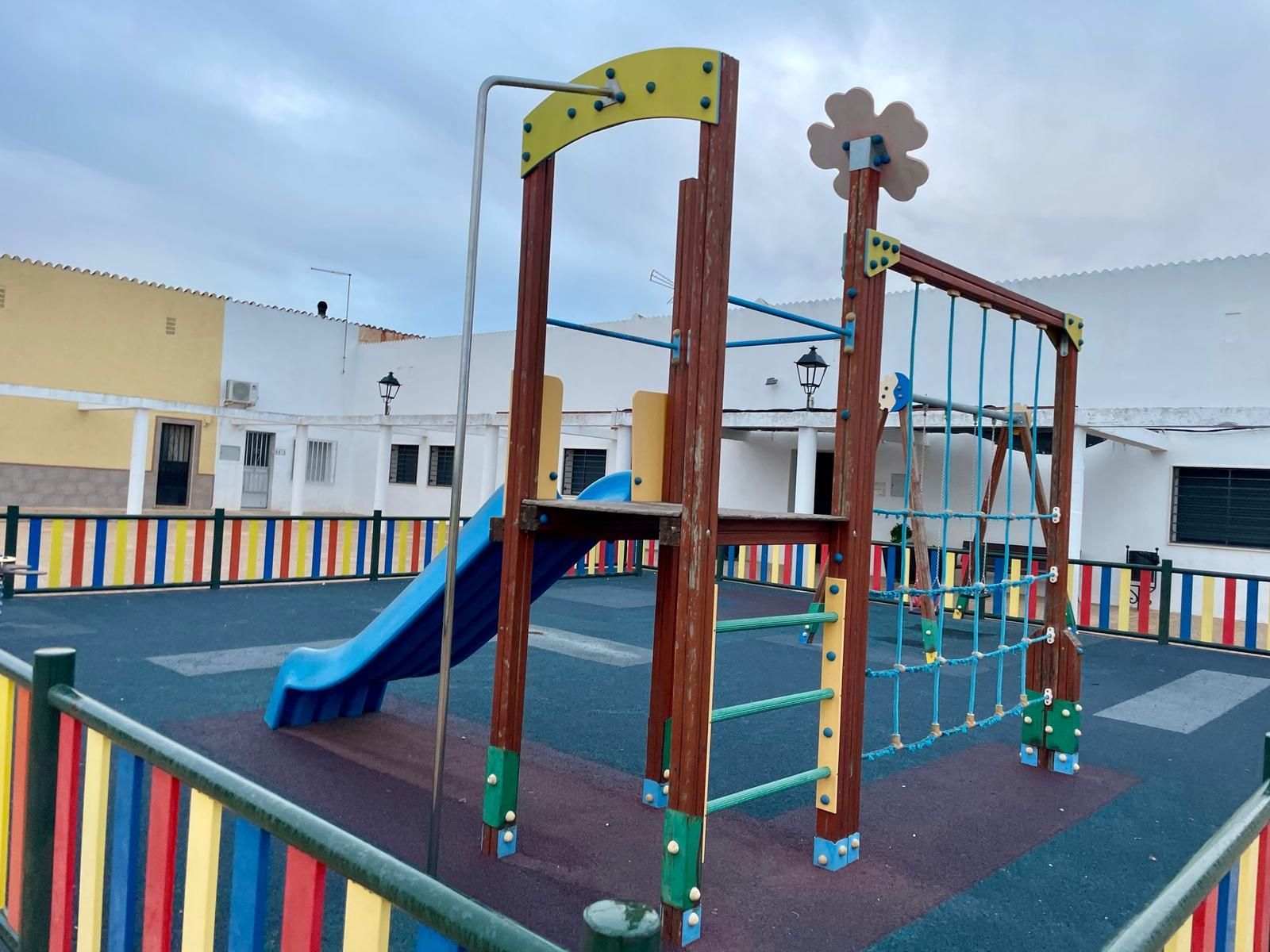 Un parque infantil con un tobogán y una flor encima.