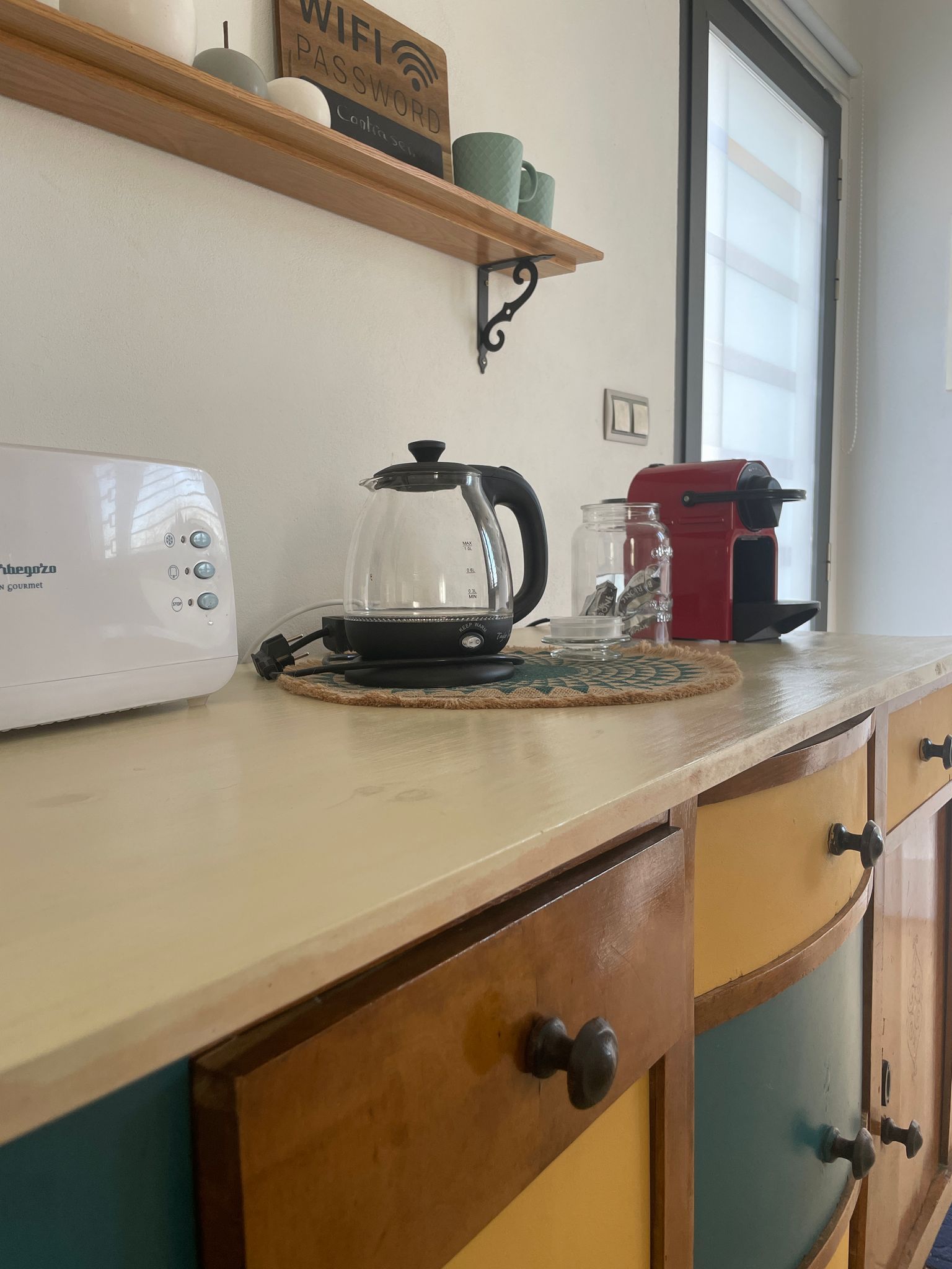 Una encimera de cocina con una tostadora y una cafetera.