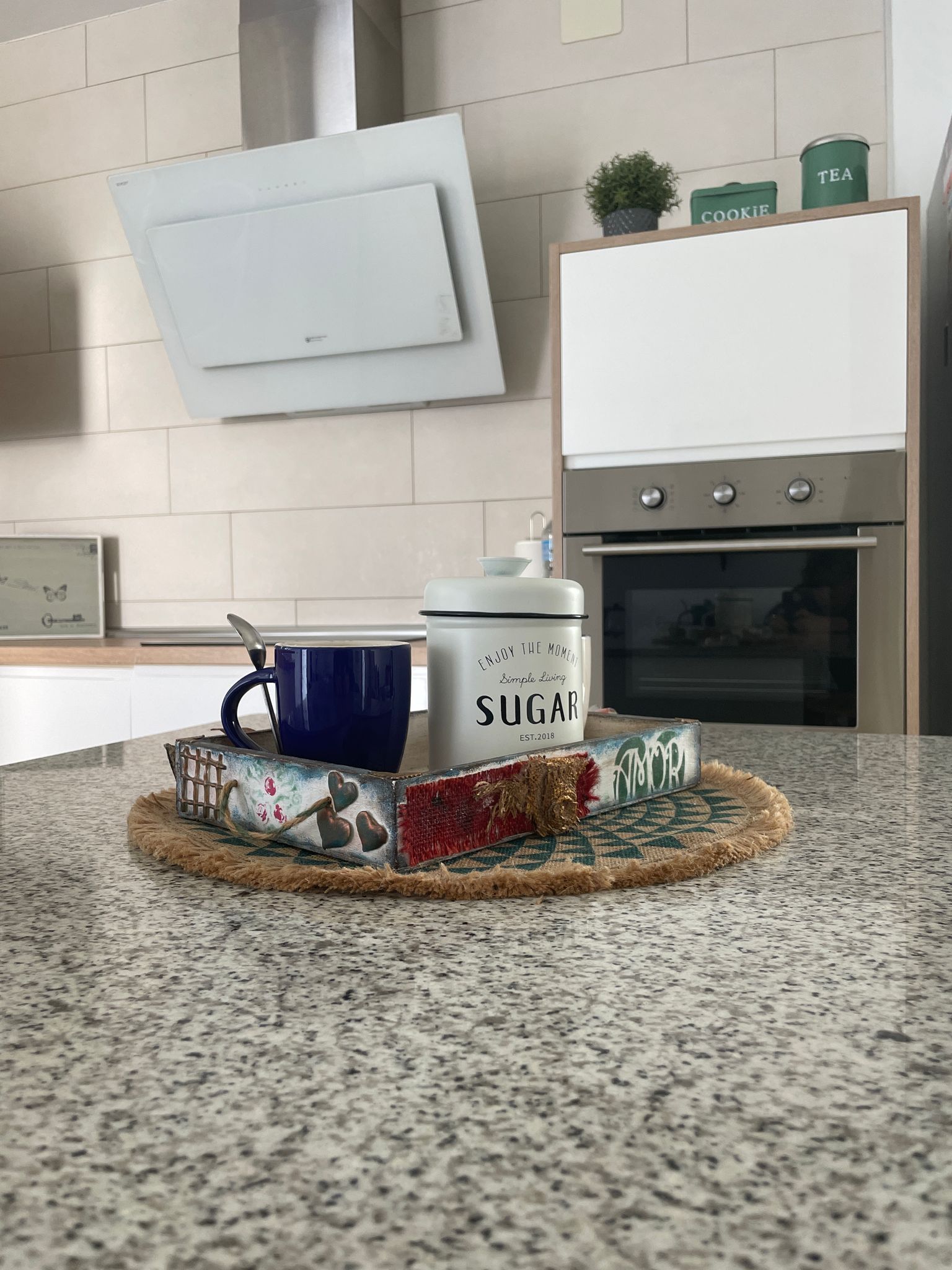 Una encimera de cocina con una lata de azúcar encima.