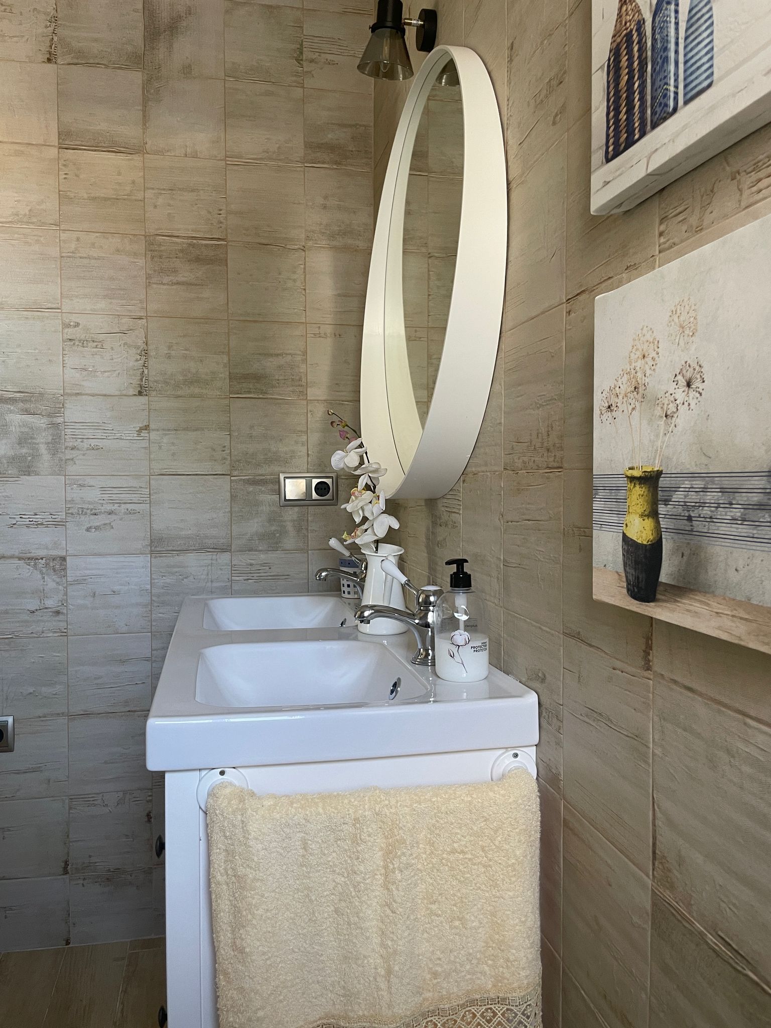 Un baño con dos lavabos y un espejo.